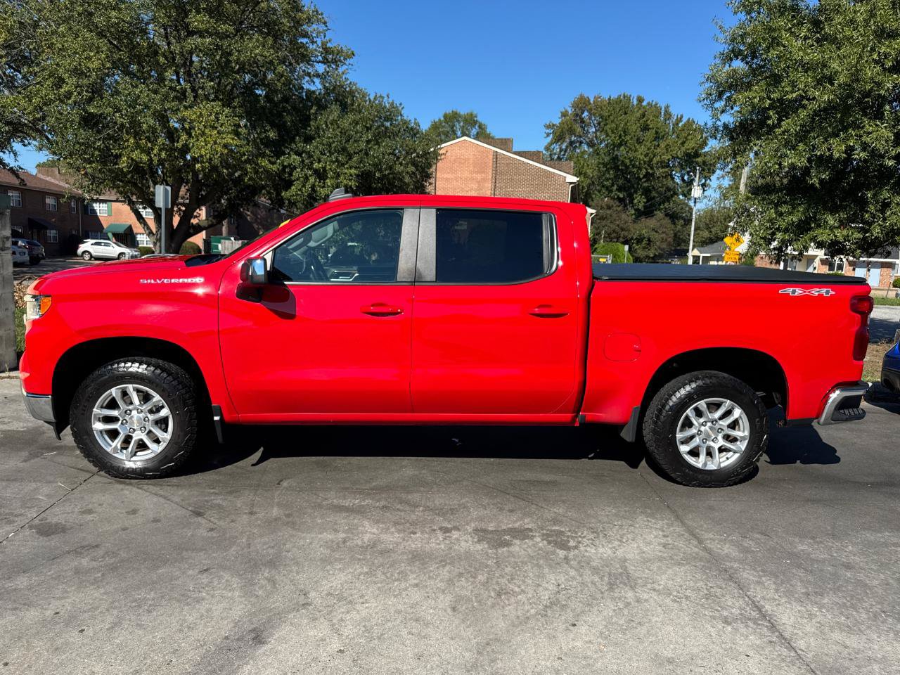 Used 2022 Chevrolet Silverado 1500 LT AWD/4WD image 3