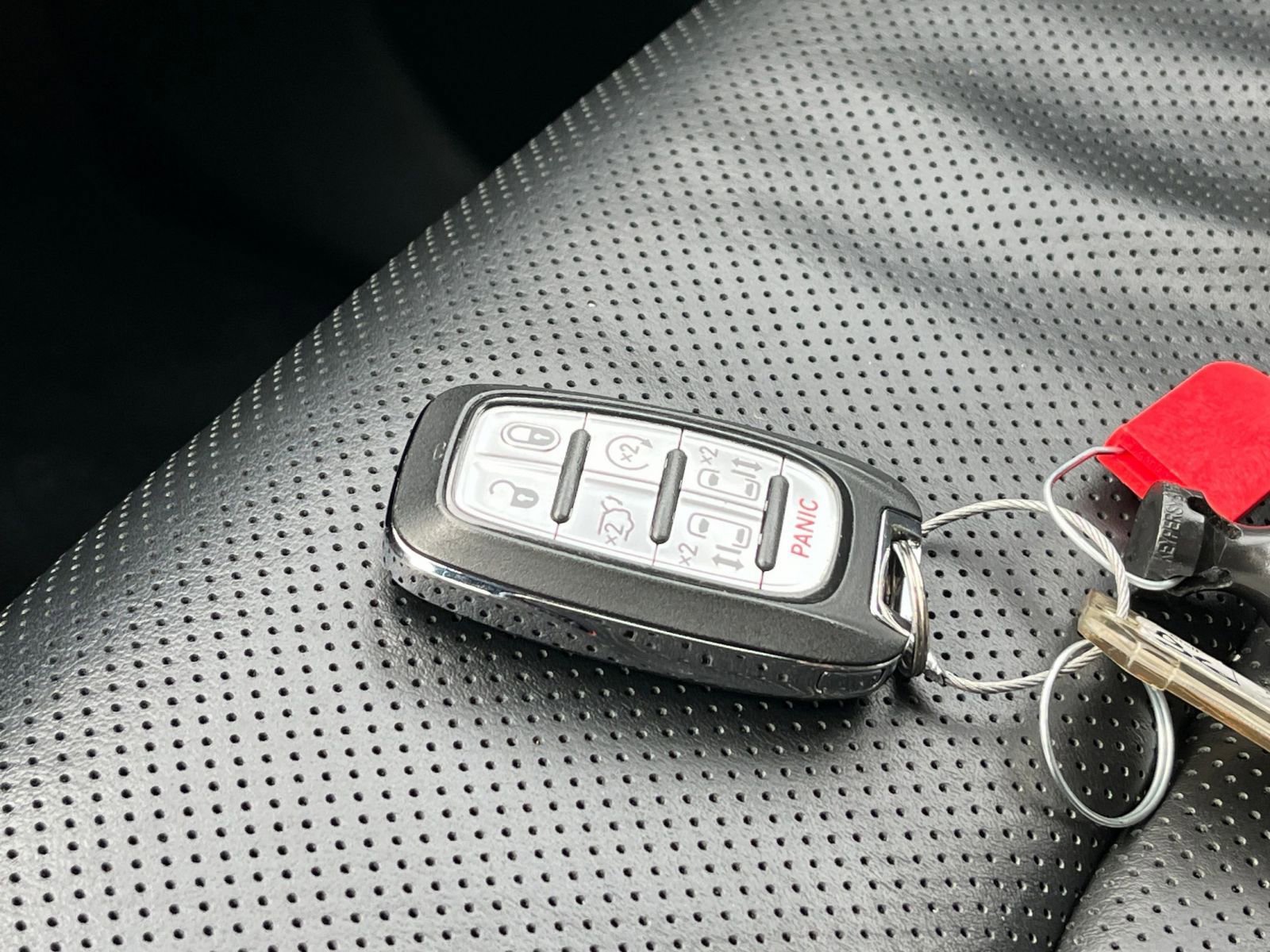 Used 2025 Chrysler Pacifica Limited image 25