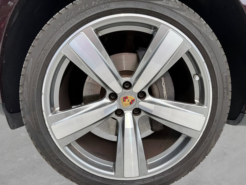 Used 2024 Porsche Macan AWD/4WD image 9