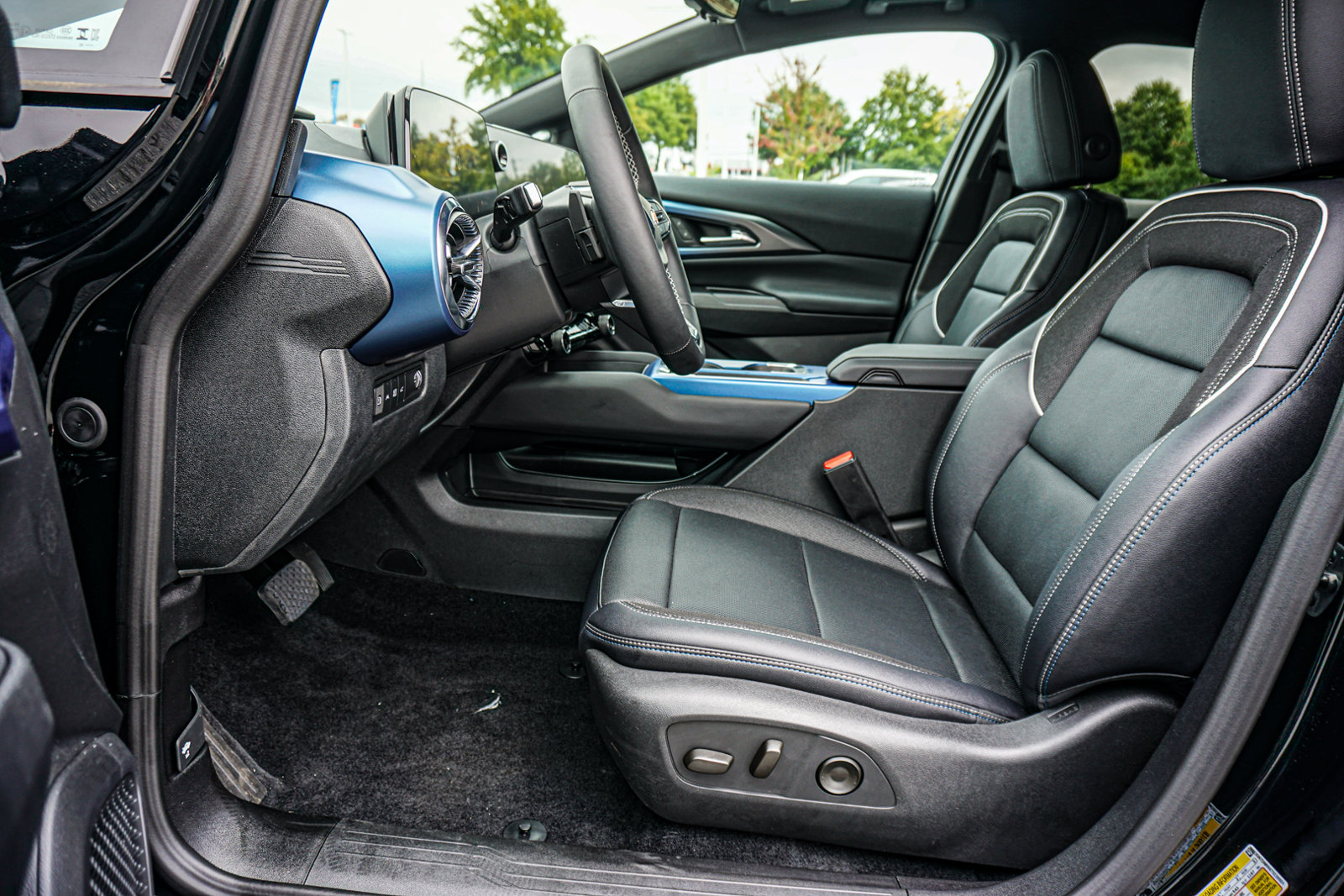 New 2026 Chevrolet Equinox EV LT w/ Convenience Package II AWD/4WD image 16