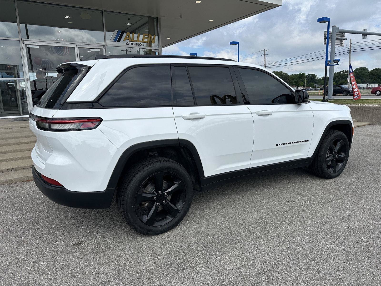 Used 2024 Jeep Grand Cherokee Altitude AWD/4WD image 13
