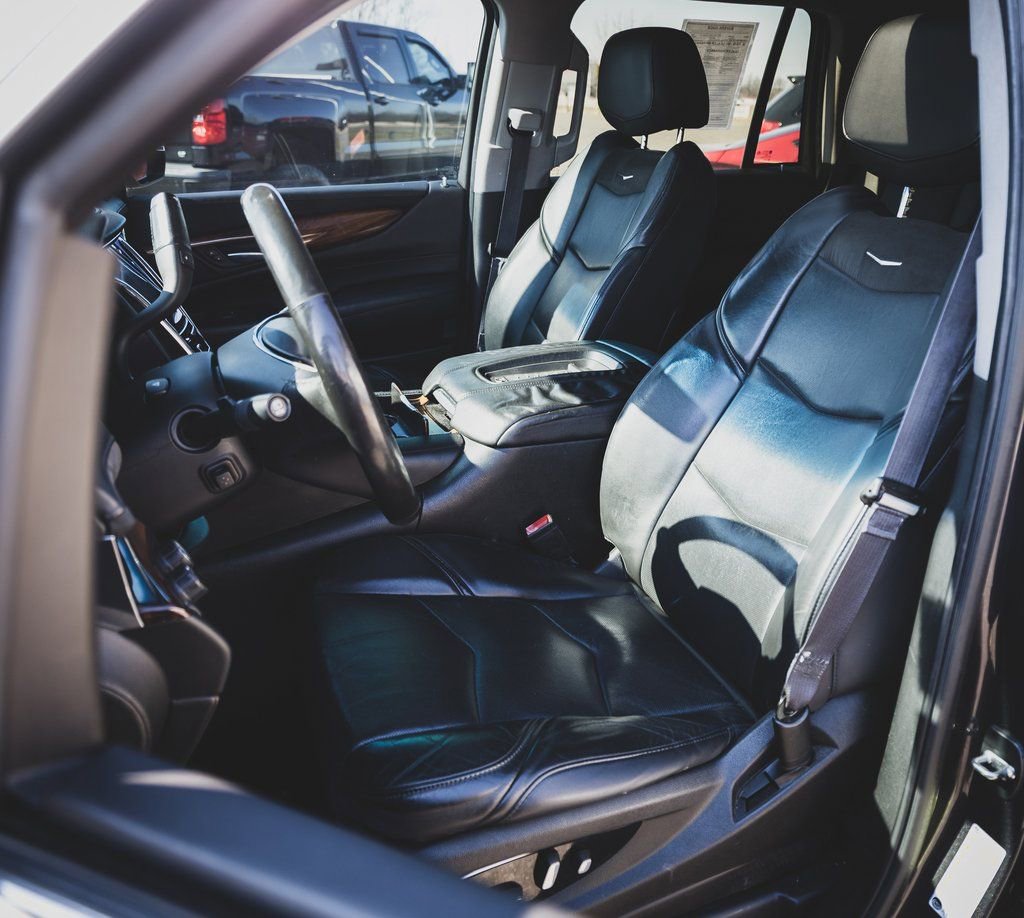 Used 2015 Cadillac Escalade Luxury image 17