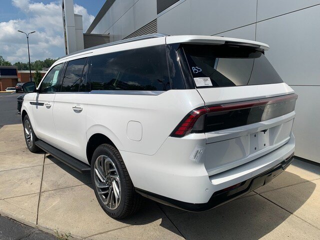 New 2027 Lincoln Navigator L Premier AWD/4WD image 3