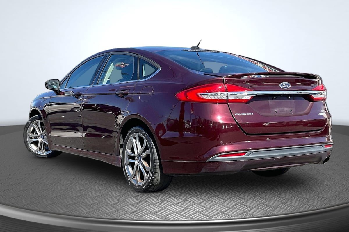 Used 2017 Ford Fusion SE w/ Equipment Group 201A FWD image 2