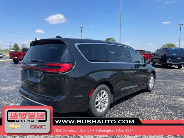 Used 2023 Chrysler Pacifica Touring-L FWD image 7