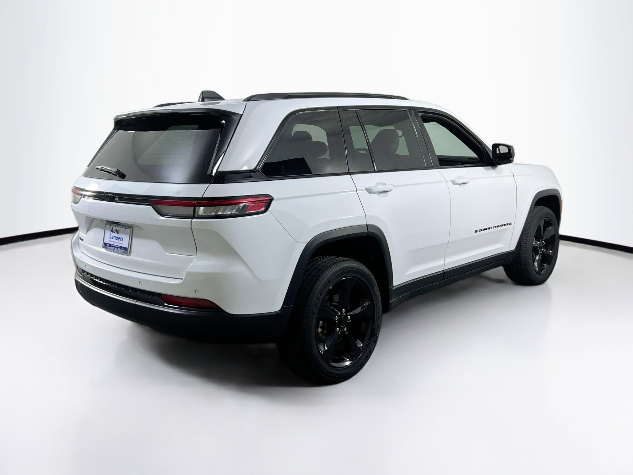 Used 2023 Jeep Grand Cherokee Altitude AWD/4WD image 5