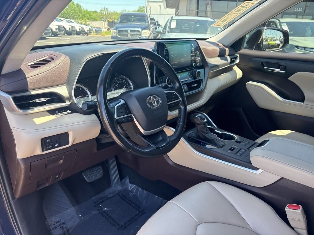 Used 2022 Toyota Highlander XLE AWD/4WD image 4