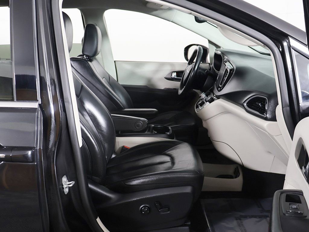 Used 2020 Chrysler Pacifica Touring-L Plus image 25