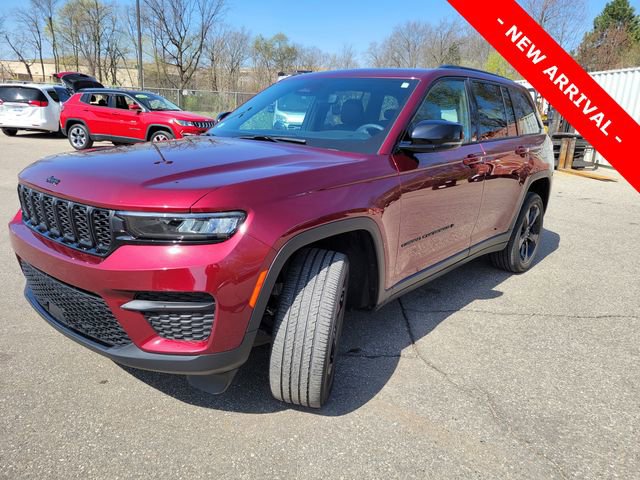 Used 2024 Jeep Grand Cherokee Altitude AWD/4WD image 7