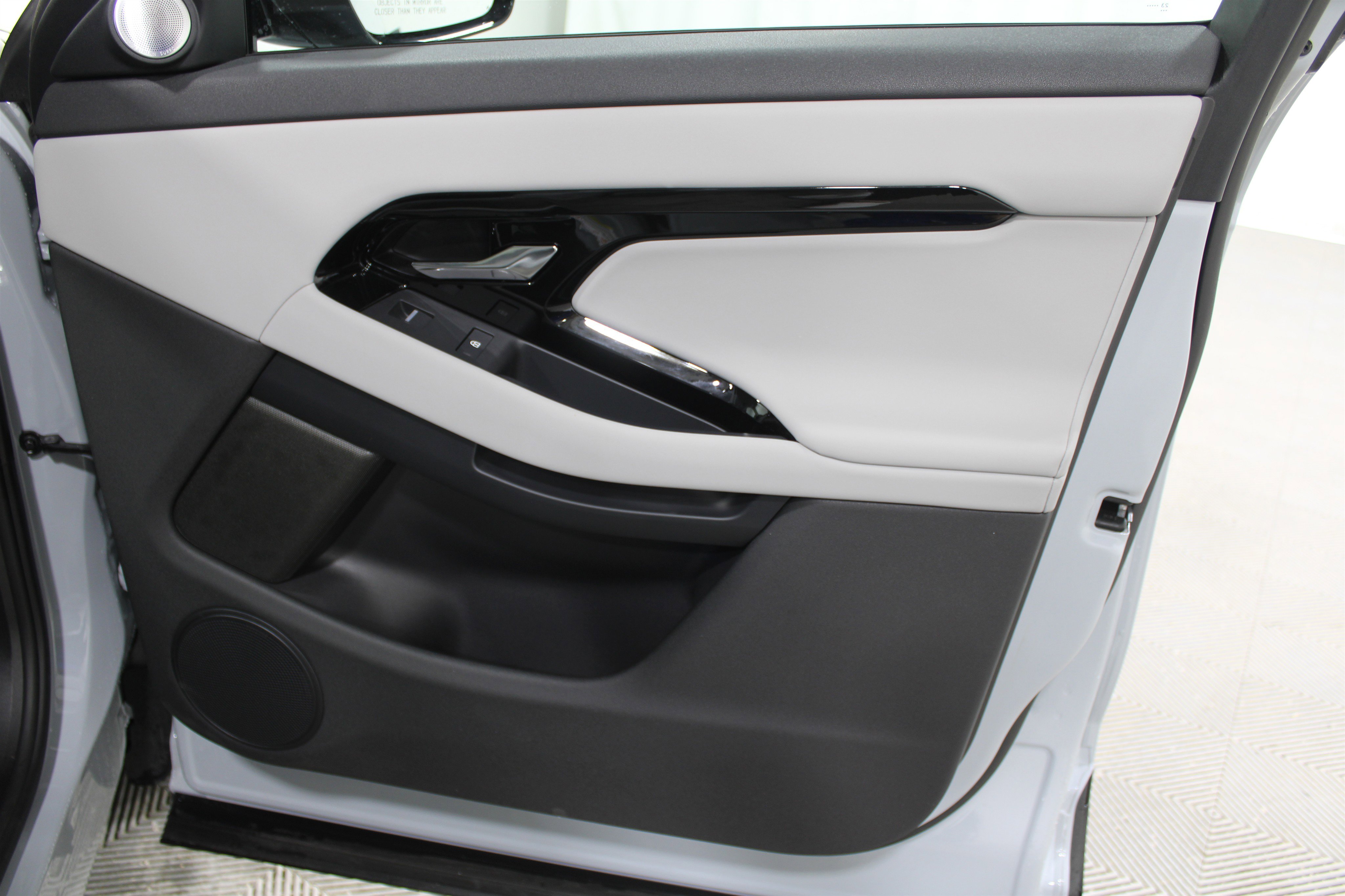 Used 2024 Land Rover Range Rover Evoque Dynamic SE image 23