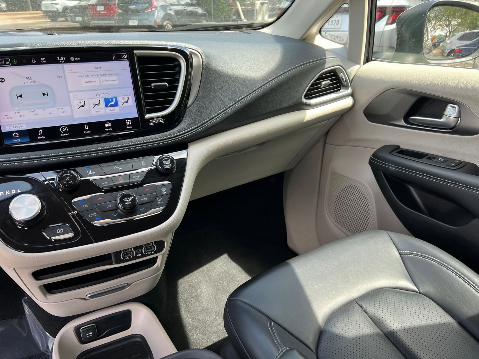 Used 2023 Chrysler Pacifica Touring-L image 42