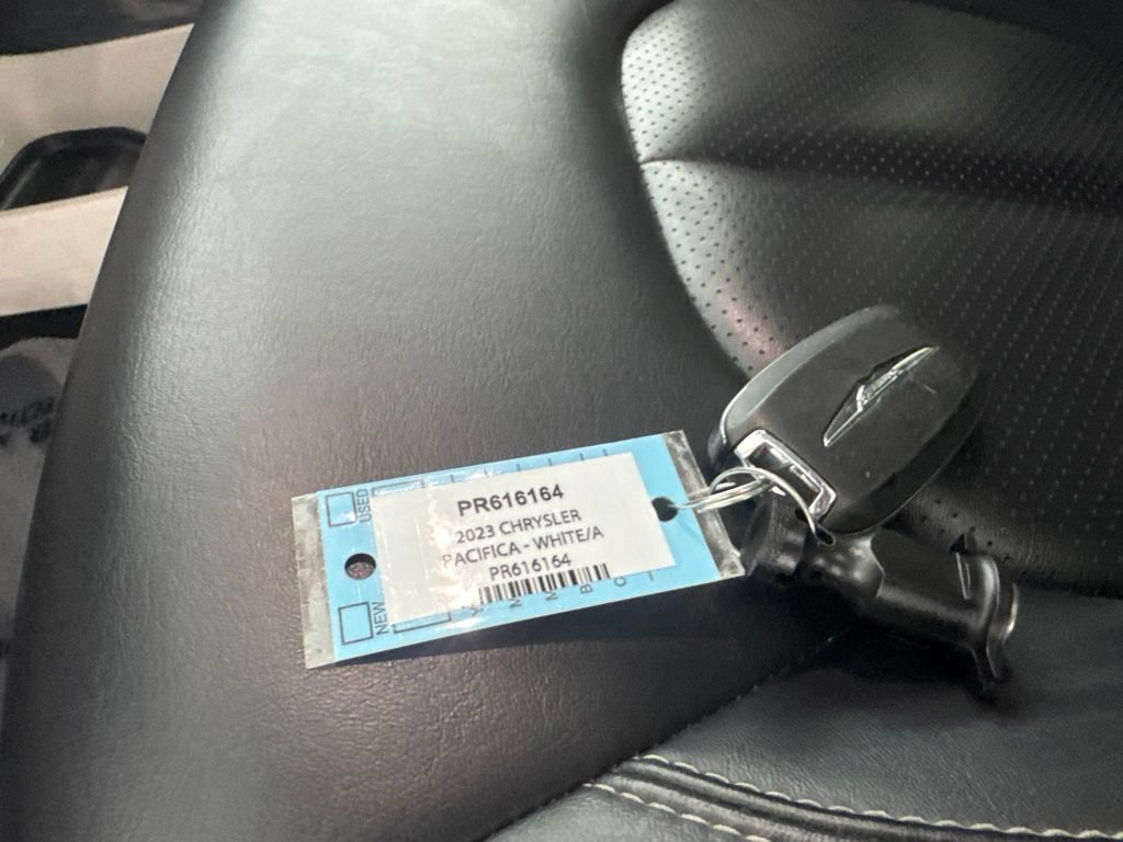 Used 2023 Chrysler Pacifica Touring-L FWD image 33