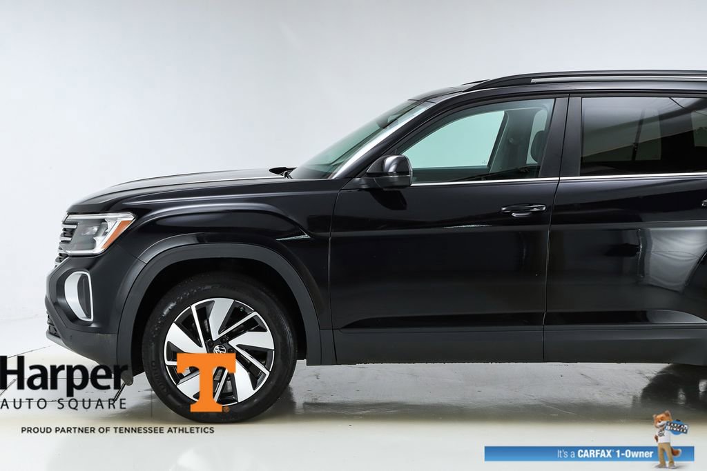Used 2024 Volkswagen Atlas SE w/ Panoramic Sunroof Package FWD image 3