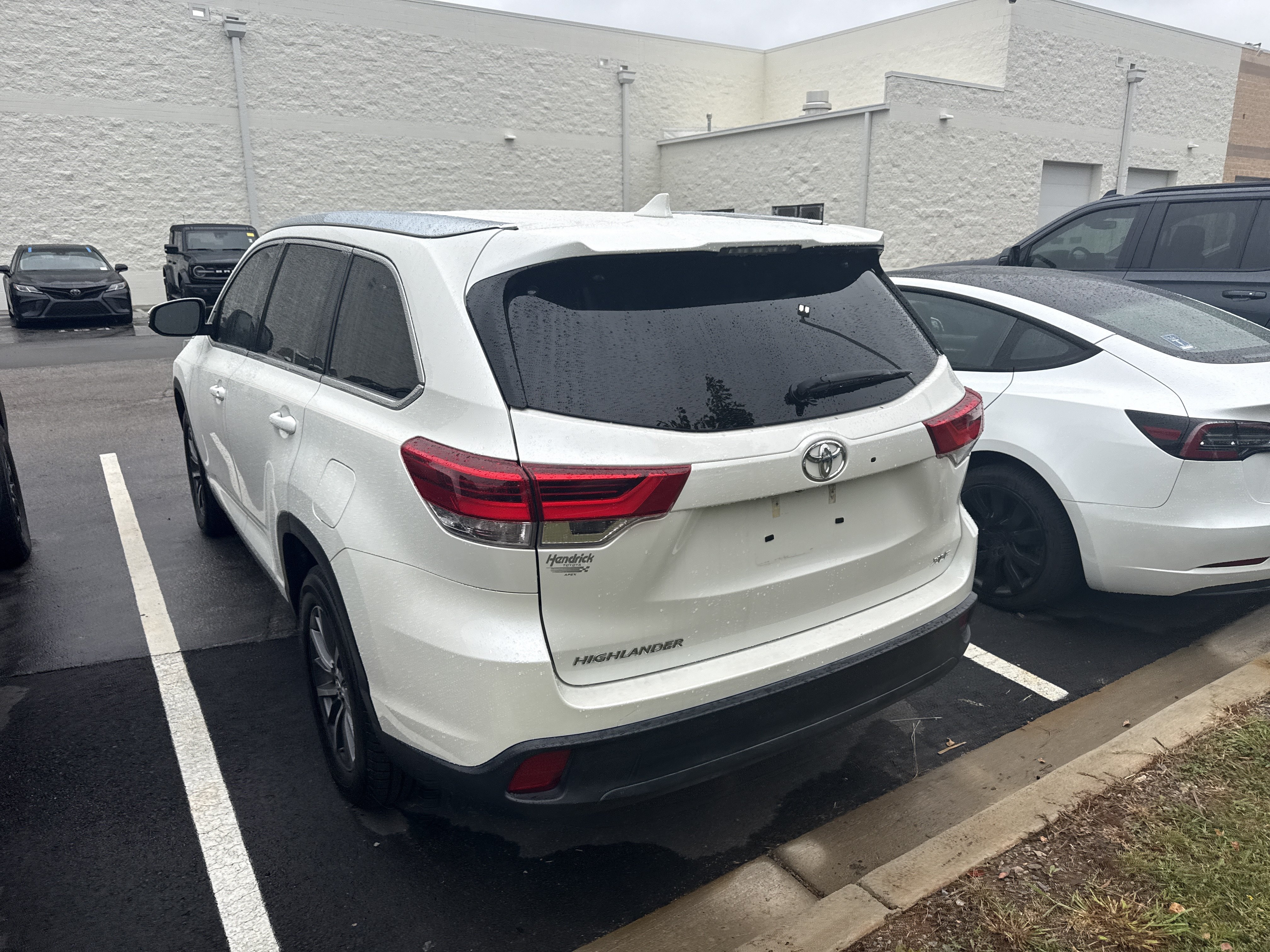 Used 2019 Toyota Highlander XLE FWD image 9