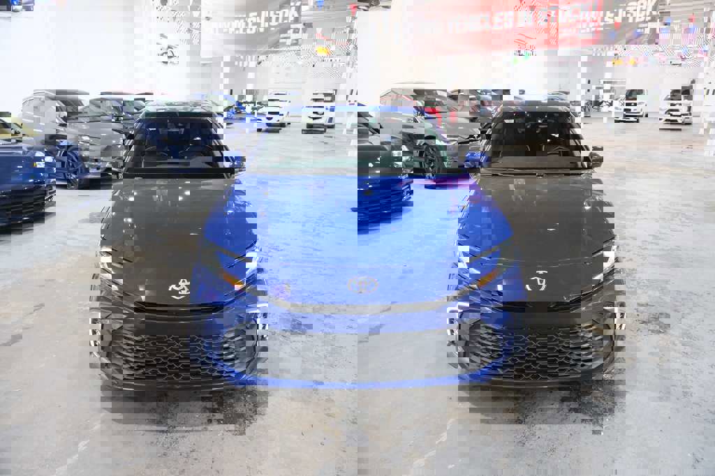 Used 2025 Toyota Camry SE image 3