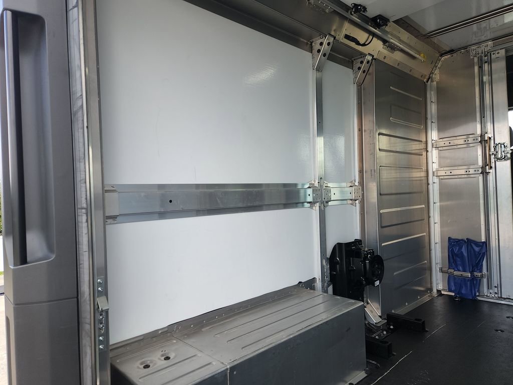 Used 2024 Chevrolet Brightdrop 400 w/ Commercial Equipment Package AWD/4WD image 14