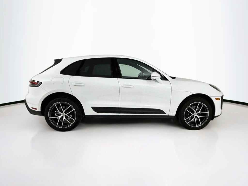 Certified 2025 Porsche Macan AWD/4WD image 8