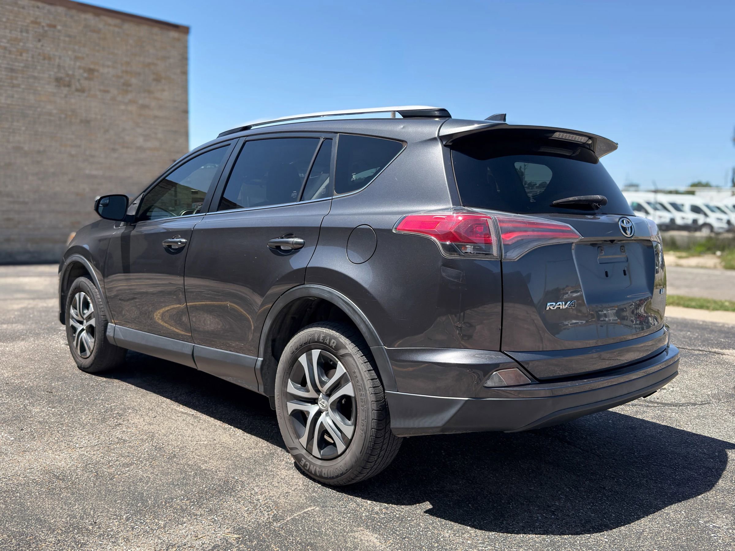 Used 2018 Toyota RAV4 LE FWD image 5