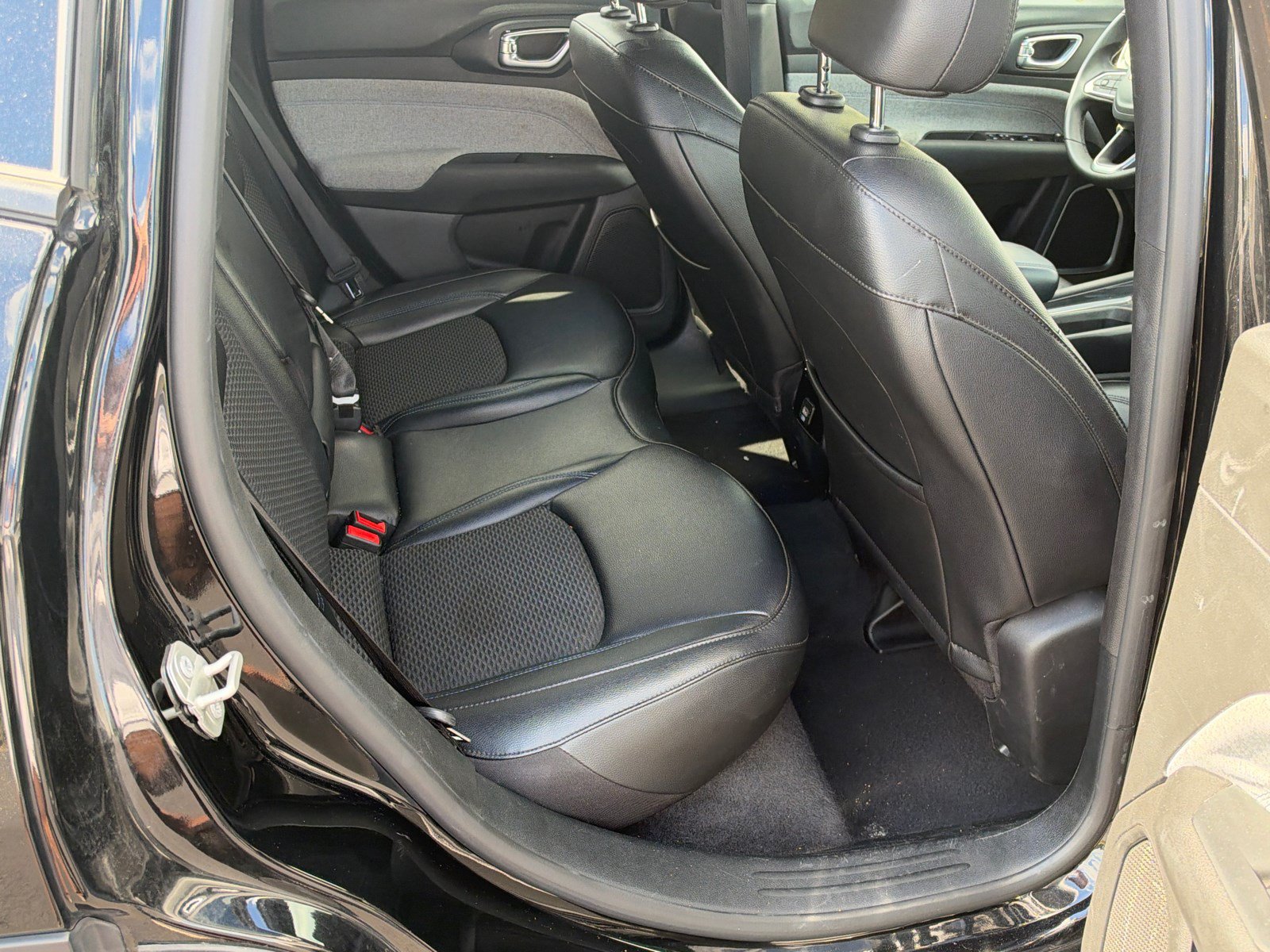 Used 2024 Jeep Compass Latitude AWD/4WD image 15