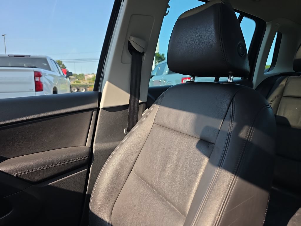 Used 2016 Volkswagen Tiguan SEL AWD/4WD image 40
