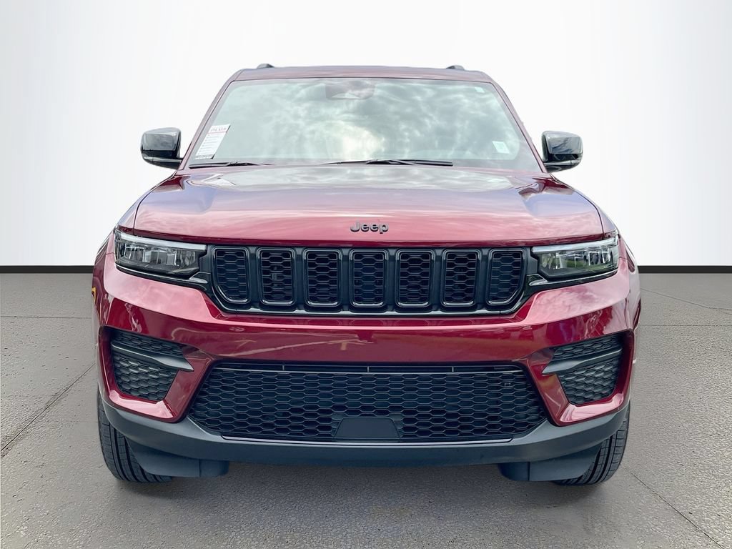 Used 2025 Jeep Grand Cherokee Altitude RWD image 2