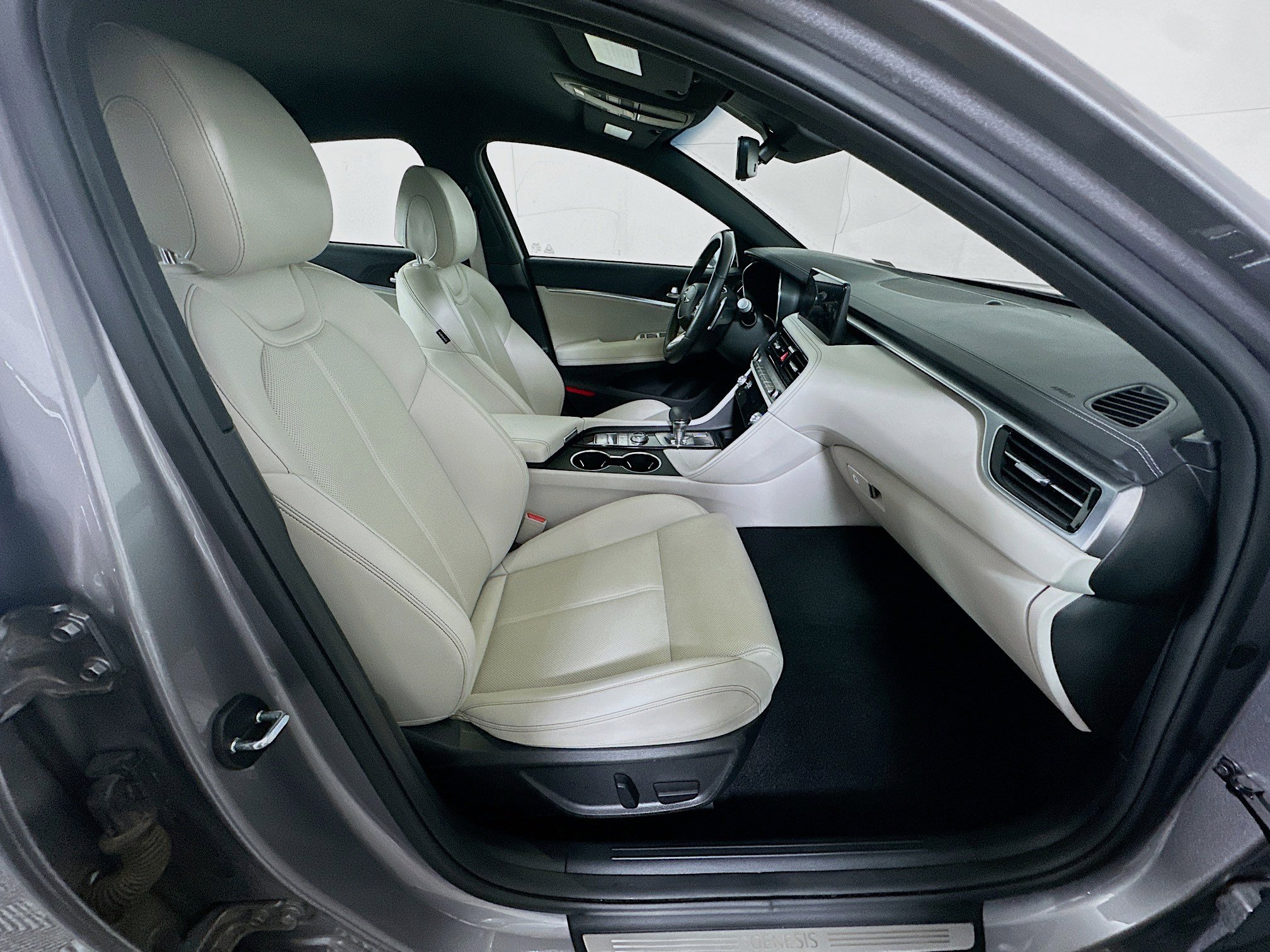 Used 2025 Genesis G70 2.5T image 32