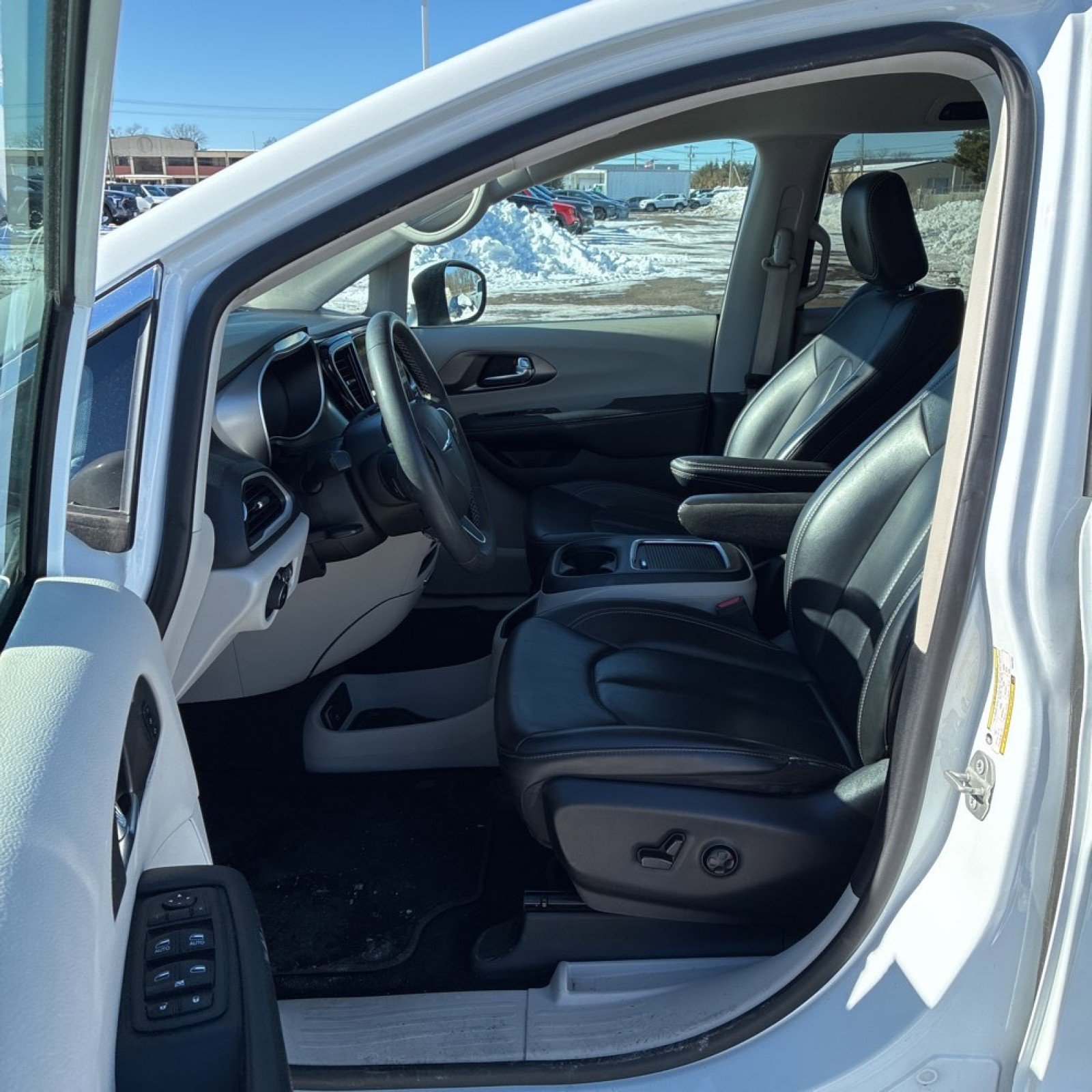 Used 2023 Chrysler Pacifica Touring-L image 9