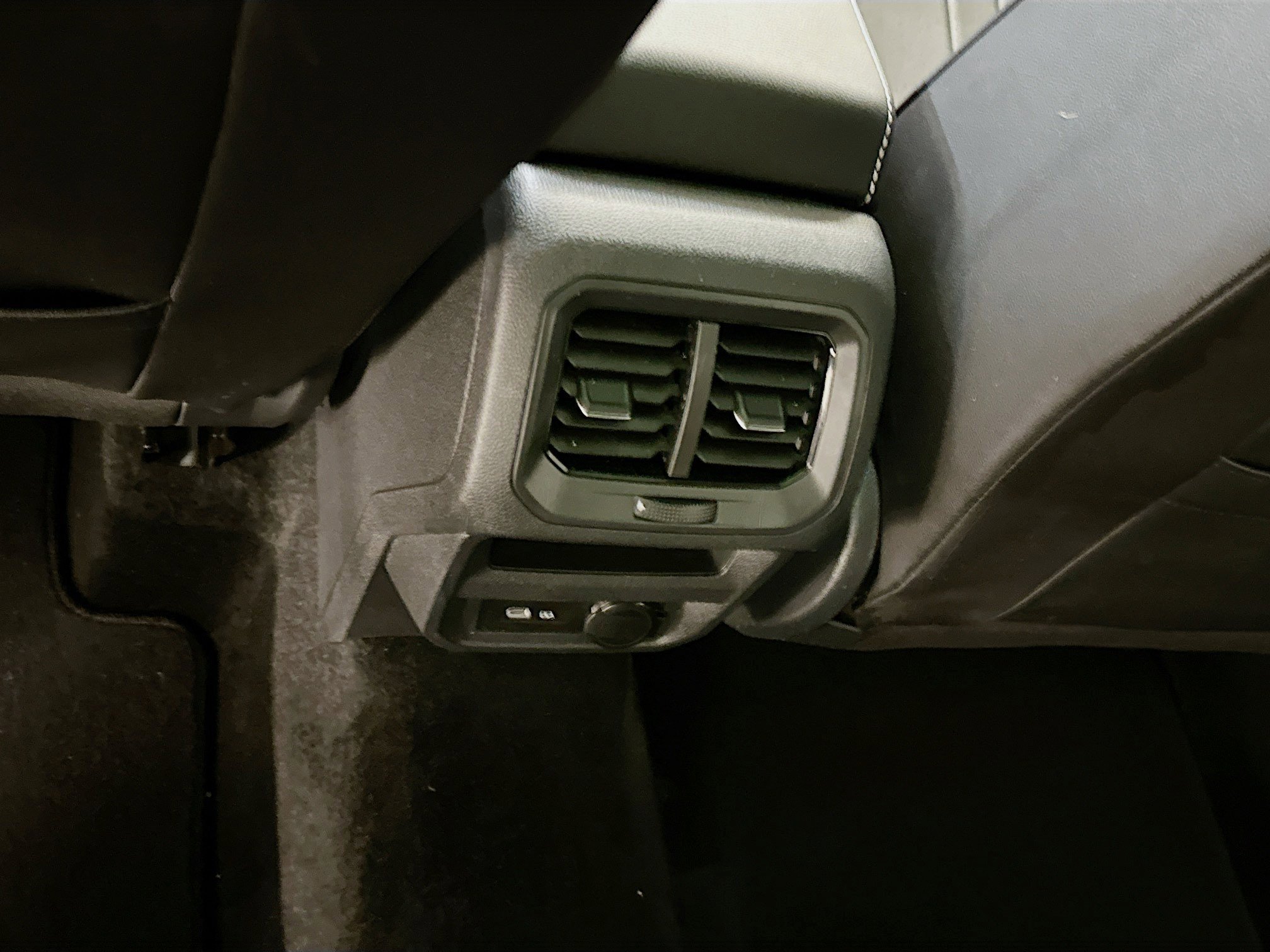 Used 2024 Volkswagen Tiguan SE R-Line image 28