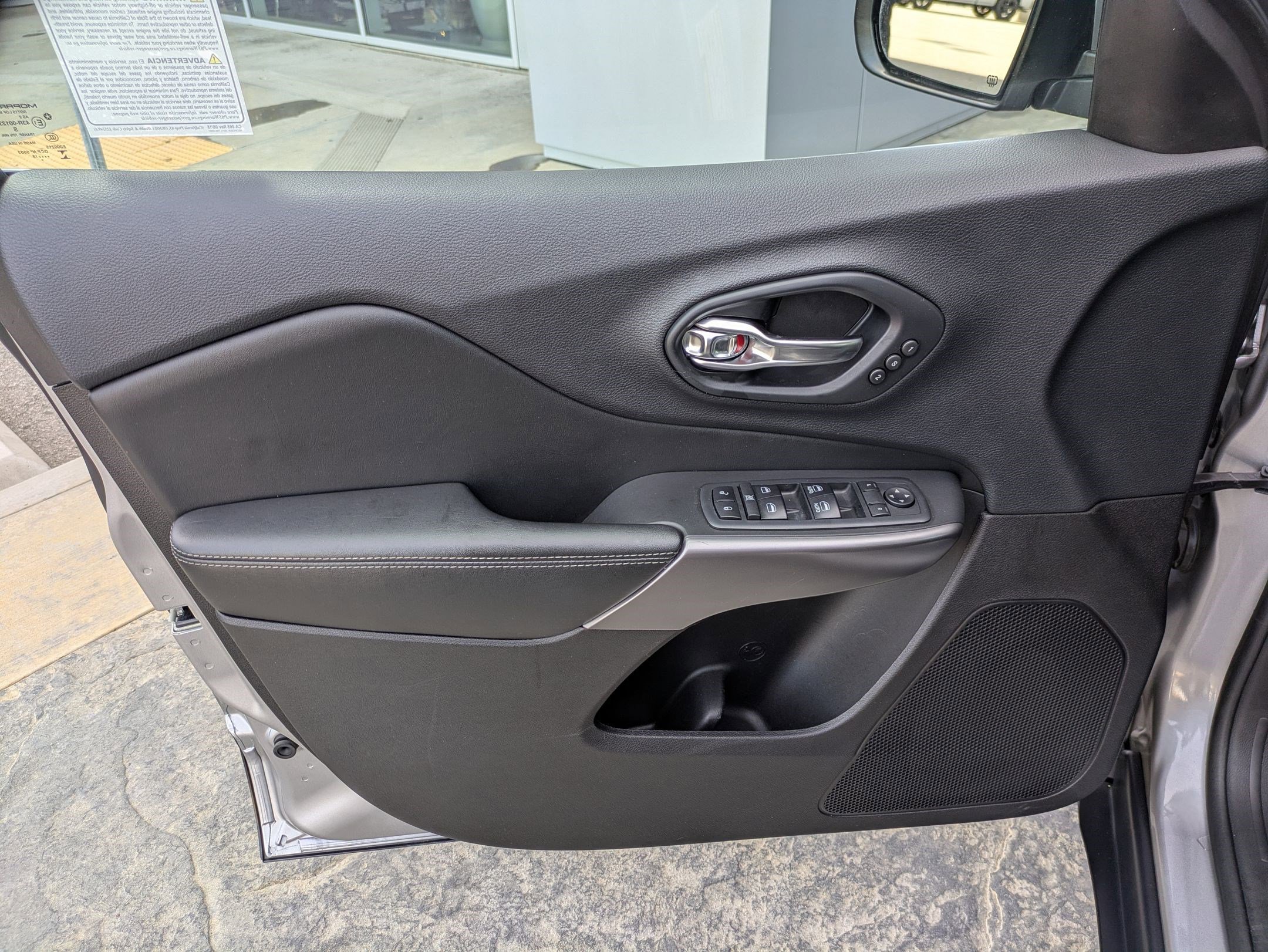 Used 2019 Jeep Cherokee Limited image 10