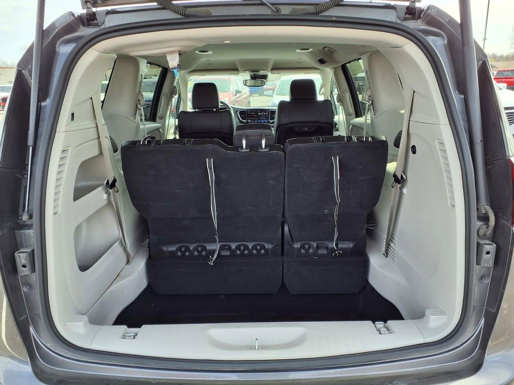 Used 2023 Chrysler Pacifica Touring-L FWD image 28