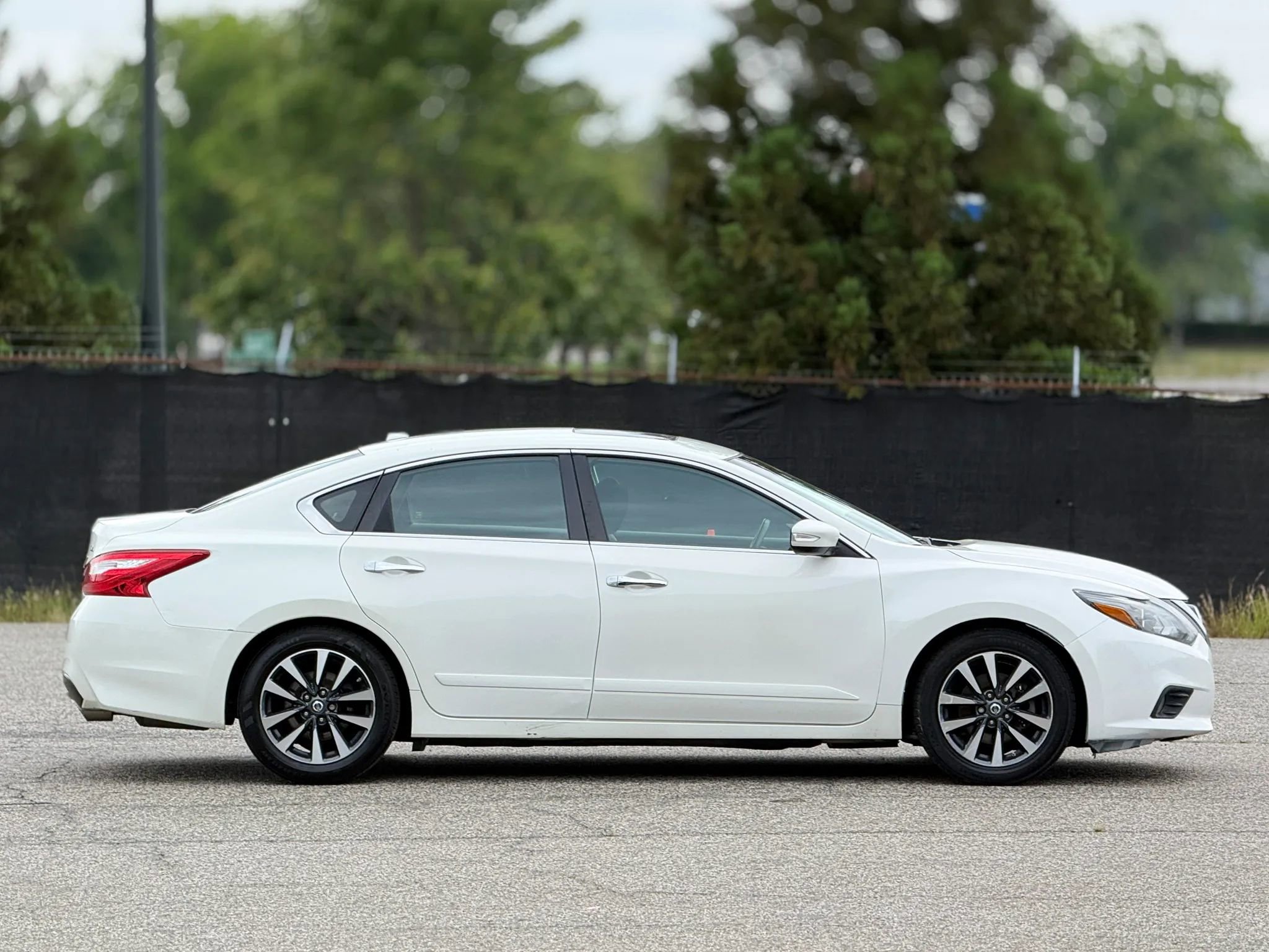 Used 2016 Nissan Altima 2.5 SL w/ 2.5 Technology w/LED Package FWD image 7