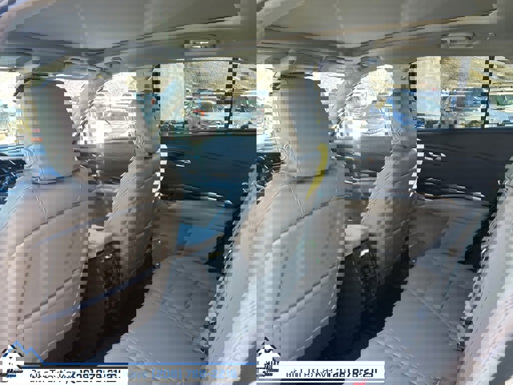 Used 2022 Cadillac XT4 Luxury w/ Cold Weather Package image 13