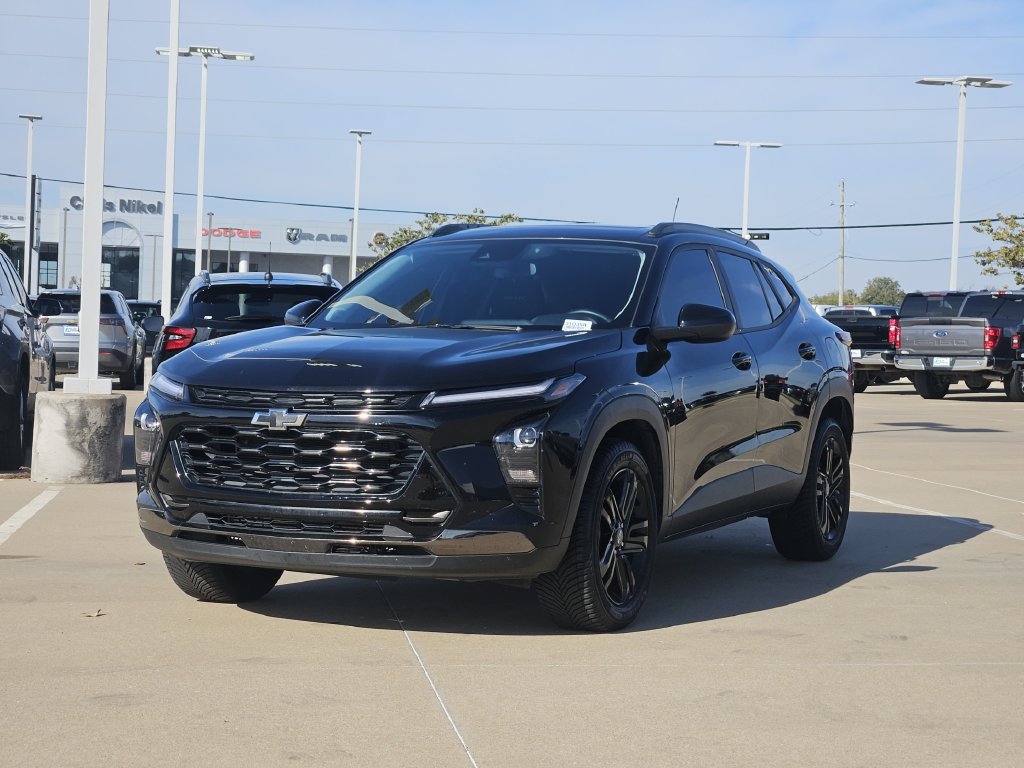 Used 2025 Chevrolet Trax ACTIV w/ Sunroof Package FWD image 3