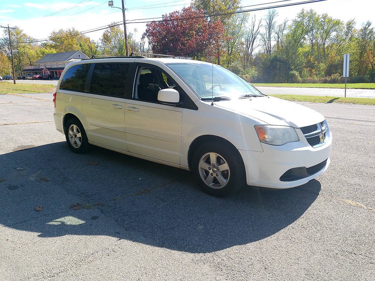 Used 2012 Dodge Grand Caravan SXT w/ Entertainment Group 1 FWD image 4