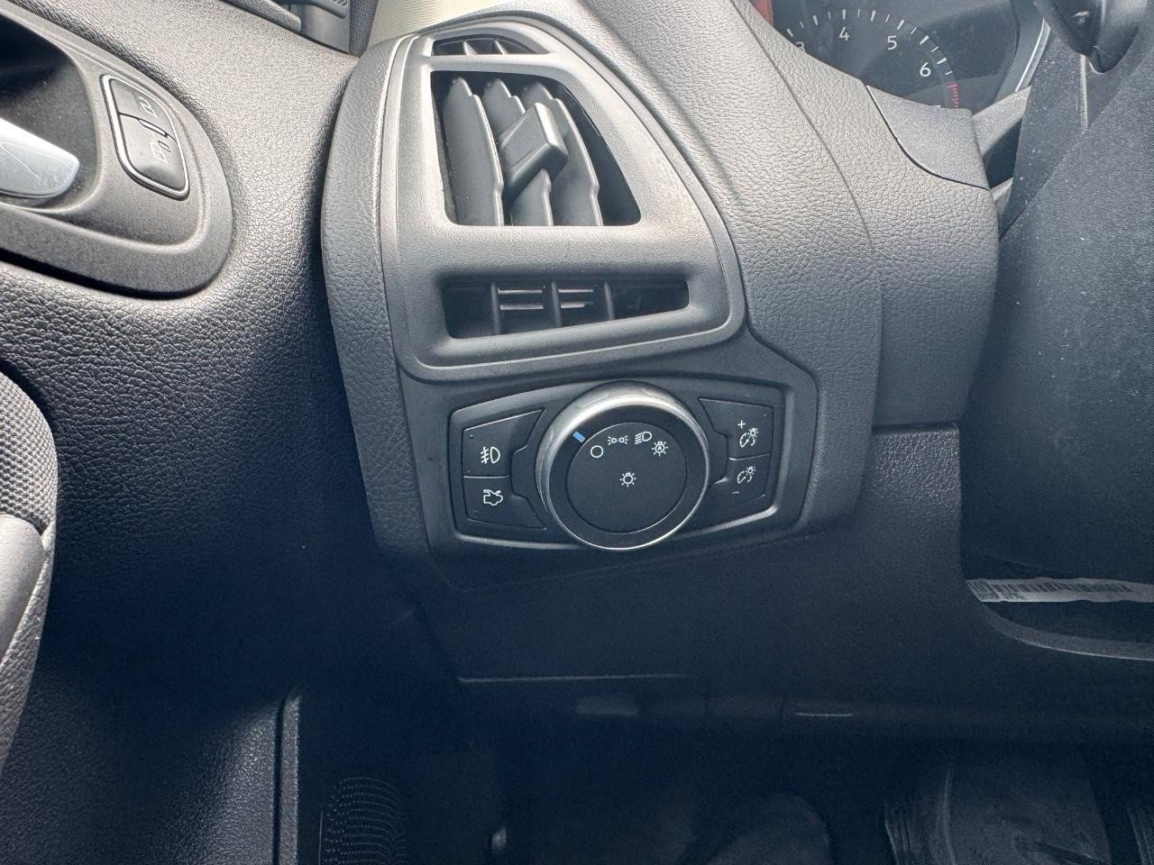 Used 2018 Ford Focus SEL w/ Cold Weather Package FWD image 28