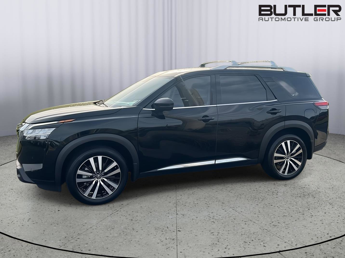 Used 2023 Nissan Pathfinder Platinum image 3