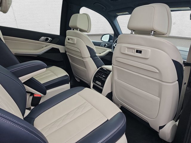 Used 2021 BMW X7 M50i w/ Dynamic Handling Package image 11