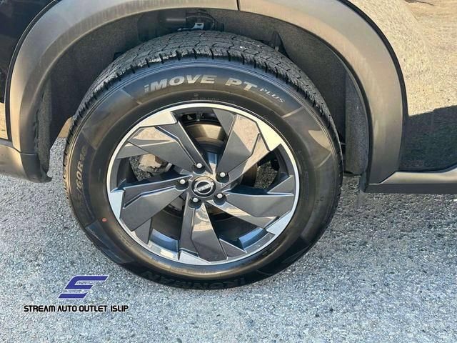 Used 2024 Nissan Rogue SV image 8