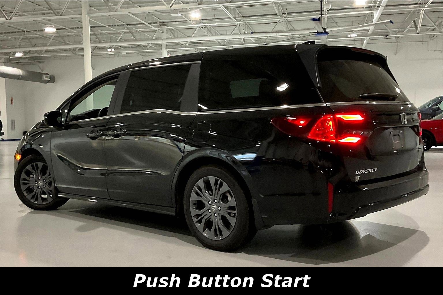 Used 2025 Honda Odyssey Touring image 3