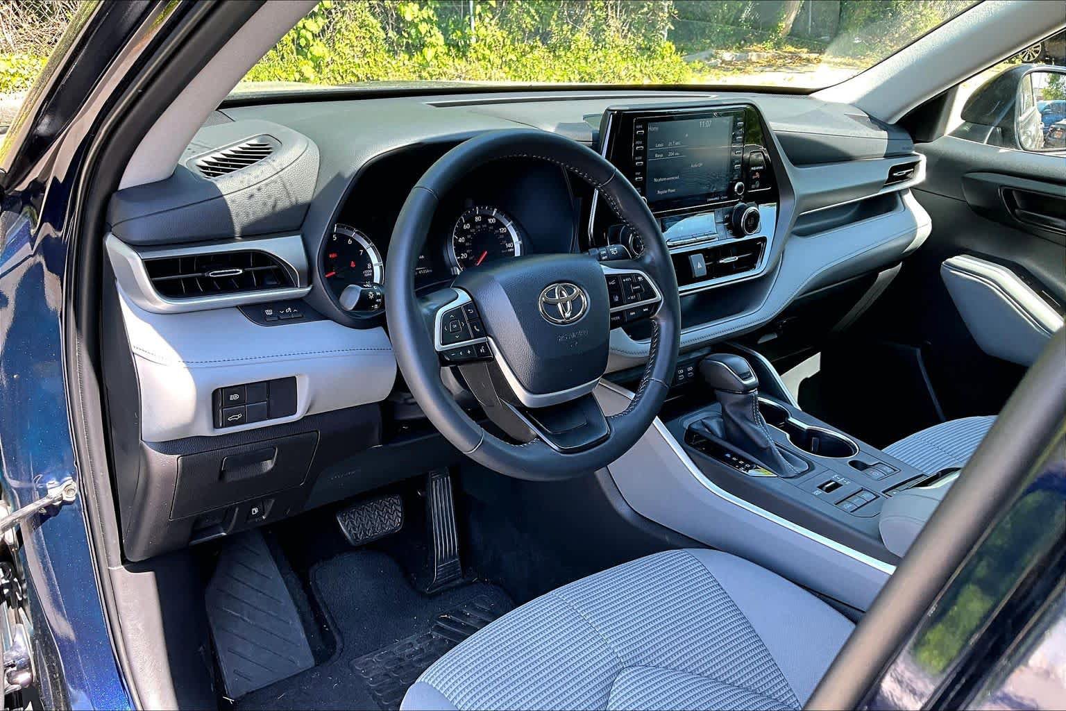 Used 2022 Toyota Highlander LE AWD/4WD image 17