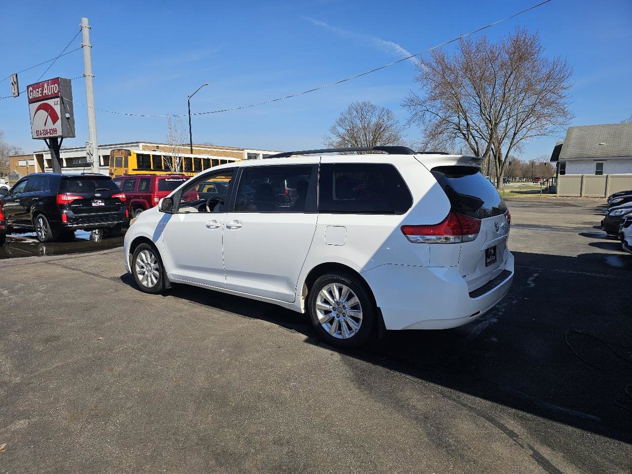 Used 2012 Toyota Sienna LE w/ Towing Pkg image 7