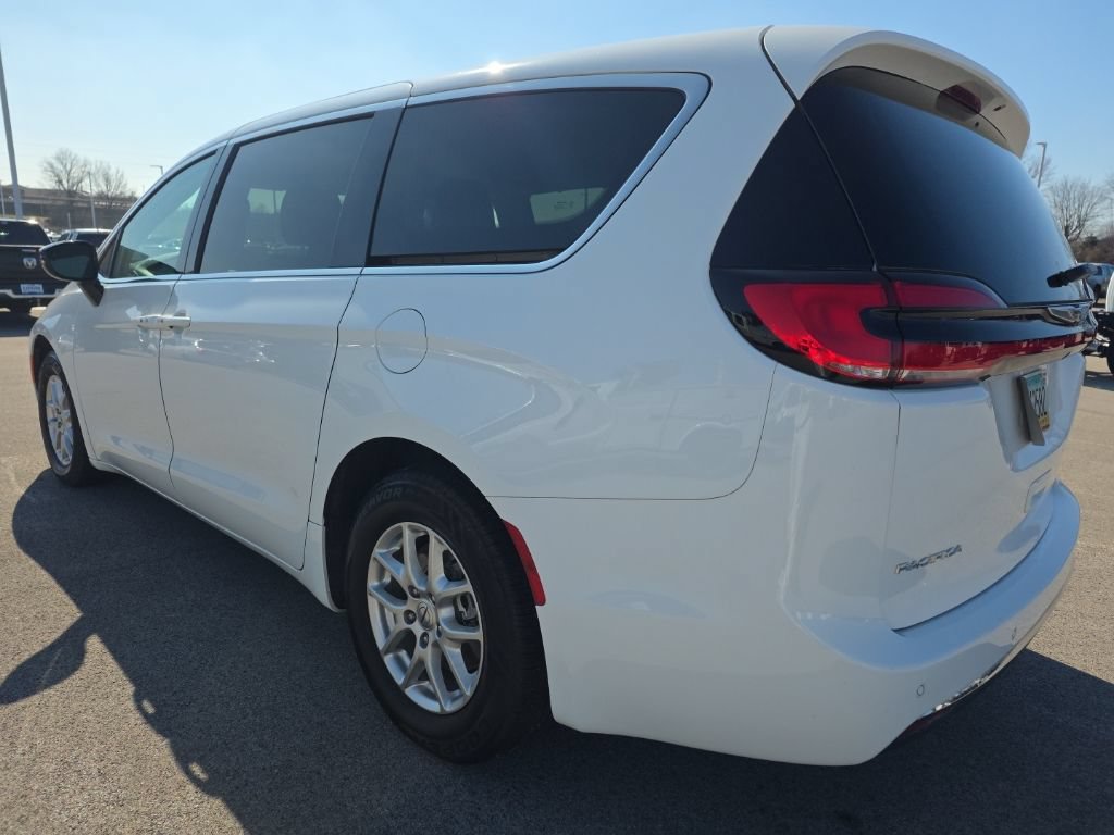 Used 2024 Chrysler Pacifica Touring-L FWD image 7