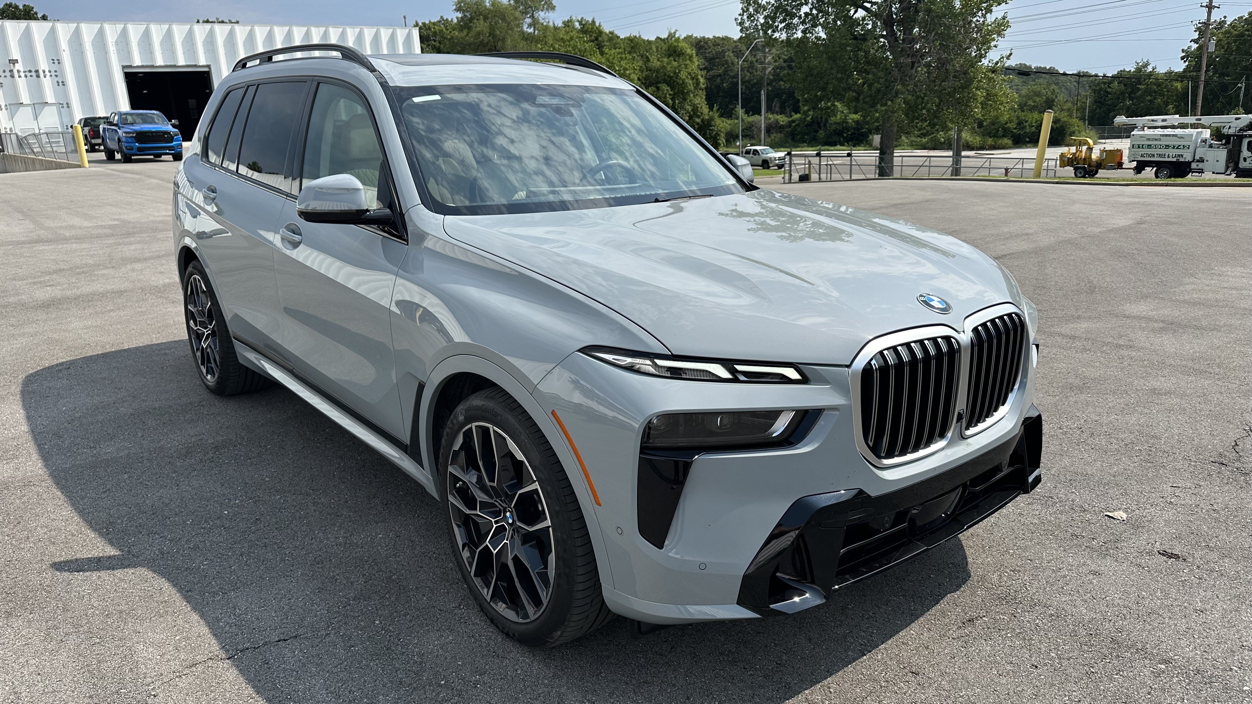 Used 2024 BMW X7 xDrive40i w/ Executive Package AWD/4WD image 2