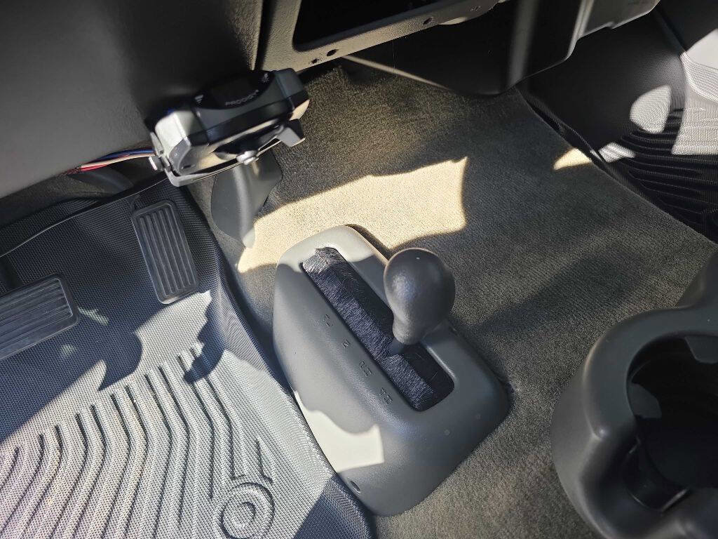 Used 2004 Chevrolet Silverado 3500 4x4 Crew Cab w/ Heavy-Duty Power Package image 16