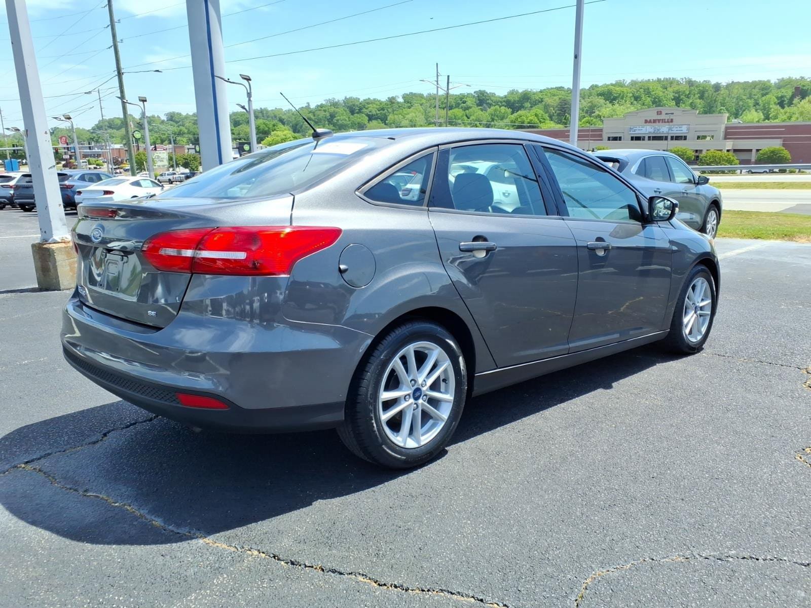 Used 2018 Ford Focus SE w/ Cold Weather Package FWD image 8