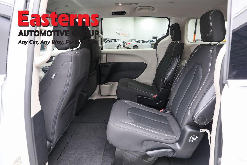 Used 2022 Chrysler Voyager LX image 21