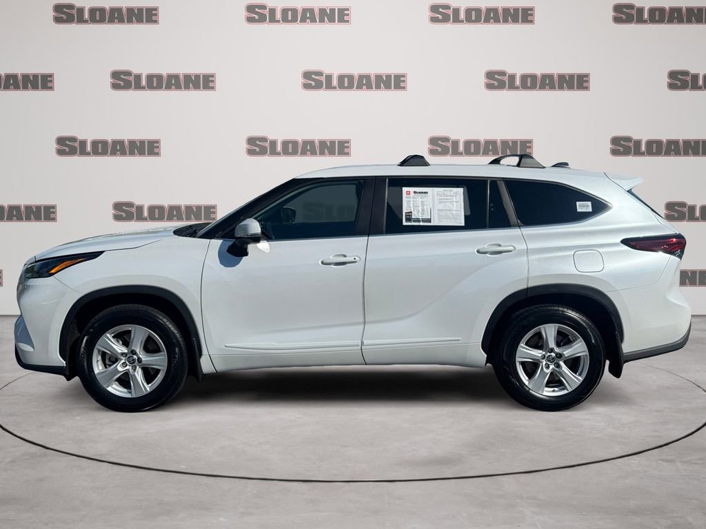Used 2023 Toyota Highlander LE AWD/4WD image 2
