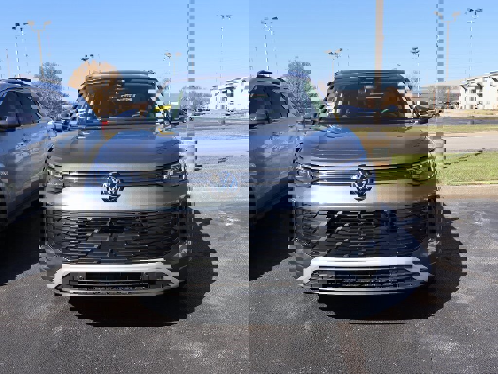 Used 2025 Volkswagen Tiguan SE image 8