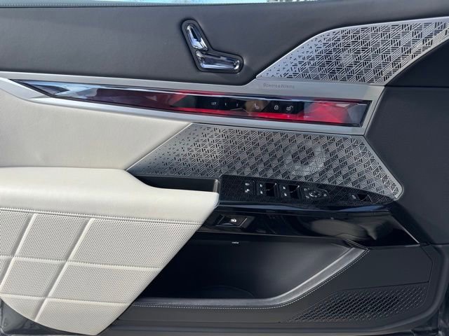 Used 2023 BMW 760i xDrive image 14