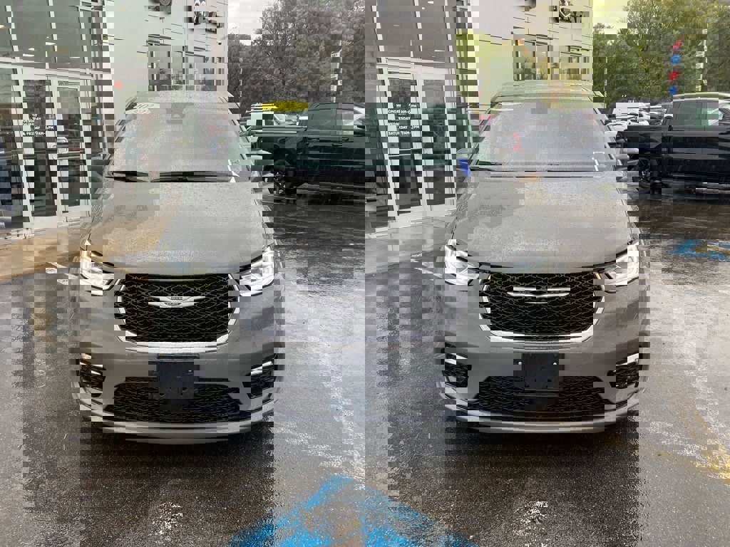 Used 2022 Chrysler Pacifica Touring-L image 8